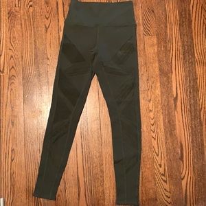 Women Alo Yoga green highwaist Moto legging. Small